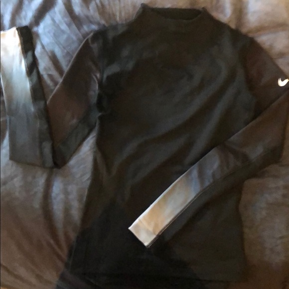 Nike Tops - Nike pro hyperwarm ombré sleeve top Nike Tops - Nike pro hyperwarm ombré sleeve top